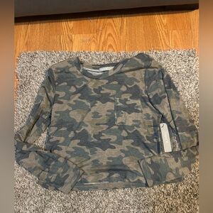 Tresics Camo Print Long Sleeve Cropped Pocket Tee Women’s Size M NWT NEW